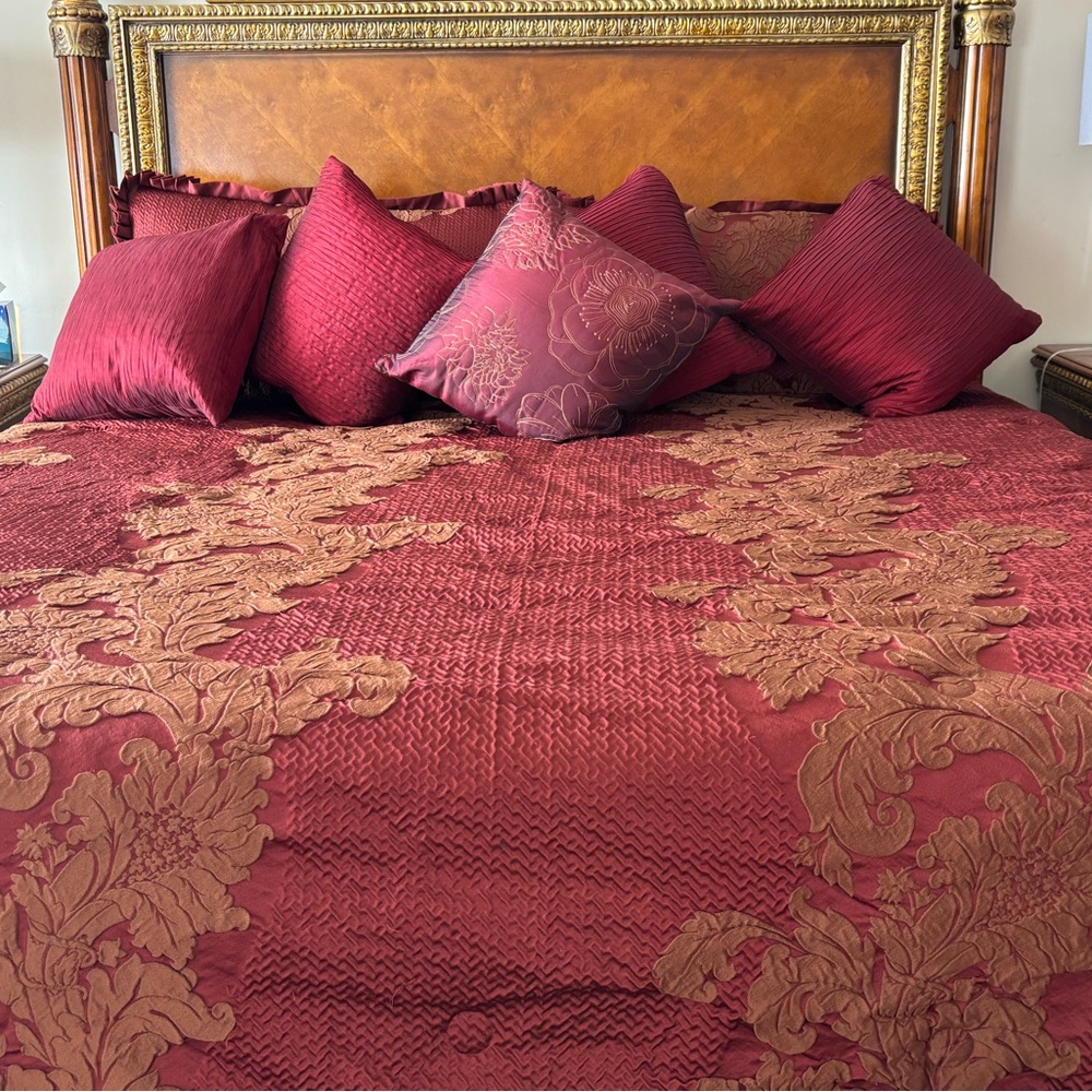 Elegant Burgundy and Gold Bedding Set